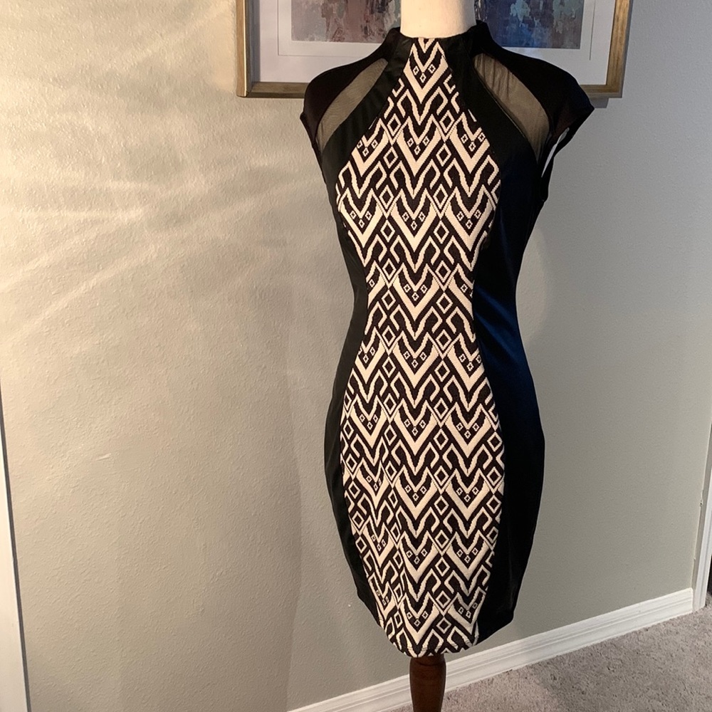 Black triangular black and white pattern